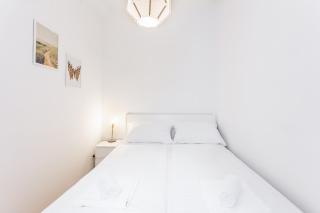 Stylish Central 2 Bedroom Apartment - 4