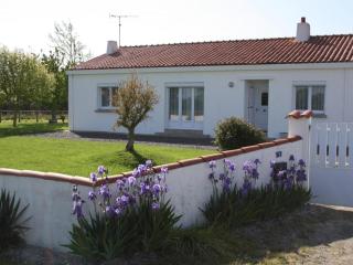 Maison rénovée avec grand jardin, proche des Sables-d'Olonne, 4 chambres, terrasse et Wifi - FR-1-426-187 - 0
