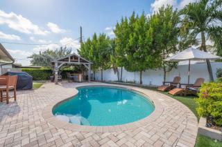 Heated Pool Villa-Walk to Beach-Tiki Bar-Sleeps 8 - 8
