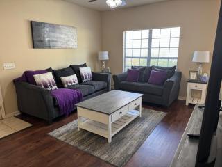 Charming 2BD/1BA w/ Gym, Pool, BBQ Grill - 0