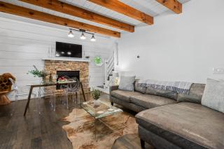 Lakeside Cabin w Hot Tub Fireplace Near Dollywood Trails Smoky Shores Retreat by AvantStay - 4