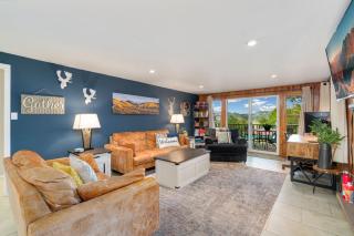 Hot Tub! Pets Ok! Perfect Estes Park Getaway, Walk to Town 3 Kings! - 0