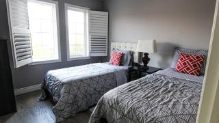 Spacious 5br Home W Parking In Mississauga - 2