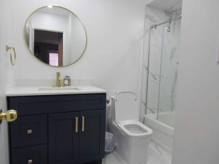 Spacious 5br Home W Parking In Mississauga - 3