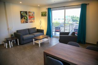 Luxury 2-BR Apartment with Balcony - 9