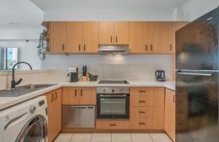 East Perth modern 2 Bedroom with Pool & parking - 1