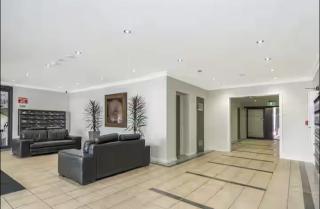 East Perth modern 2 Bedroom with Pool & parking - 5