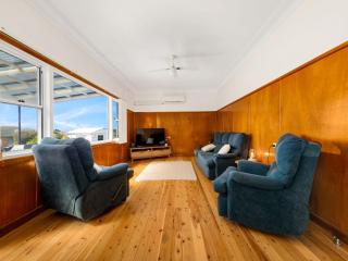 Batehaven Coastal Home Near Corrigans Beach - 5