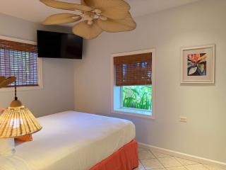 Half-Price Bed & Breakfast Steps from the Beach with AC - 5