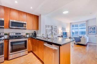 2BR Yorkville Condo - Self Check In & Free Parking - 9