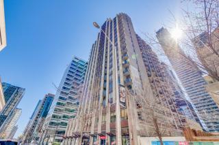 2BR Yorkville Condo - Self Check In & Free Parking - 4