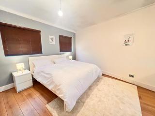 Spacious 4-Bed Home with Big Backyard & Free Driveway Parking - 7