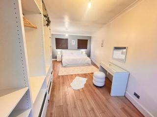Spacious 4-Bed Home with Big Backyard & Free Driveway Parking - 6