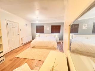 Spacious 4-Bed Home with Big Backyard & Free Driveway Parking - 5