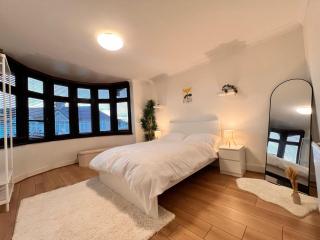 Spacious 4-Bed Home with Big Backyard & Free Driveway Parking - 1
