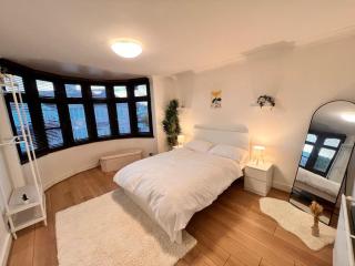 Spacious 4-Bed Home with Big Backyard & Free Driveway Parking - 2