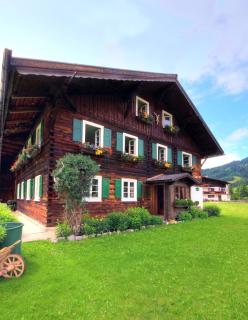 Tirolerhaus Tannheim - zentral und ruhig - gemütliche Dachgeschosswohnung mit separater Küche, Schlafzimmer & Charme - ab 7 Tage buchbar - 8