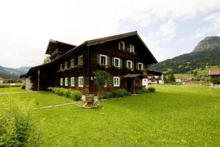 Tirolerhaus Tannheim - zentral und ruhig - gemütliche Dachgeschosswohnung mit separater Küche, Schlafzimmer & Charme - ab 7 Tage buchbar - 1