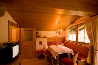 Tirolerhaus Tannheim - zentral und ruhig - gemütliche Dachgeschosswohnung mit separater Küche, Schlafzimmer & Charme - ab 7 Tage buchbar - 6