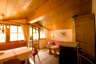 Tirolerhaus Tannheim - zentral und ruhig - gemütliche Dachgeschosswohnung mit separater Küche, Schlafzimmer & Charme - ab 7 Tage buchbar - 7