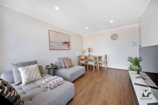 KozyGuru | Surry Hills | Sleek City Pad + Balcony - 8