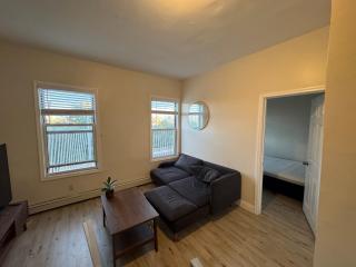 Cozy apartment with city skyline. Easy commute midtown Manhattan. - 9