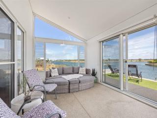 Pontoon Paradise - Waterfront Serenity in Geographe - 4