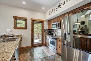Private Townhome Close to Ski Back and Hot Tub townhouse - 1