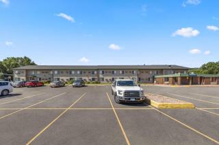 Days Inn by Wyndham Winona - 9