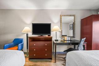 Days Inn by Wyndham Utica - 1