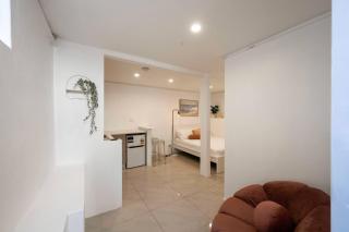 Cozy Bondi Studio Retreat - Steps to Beach City - 7