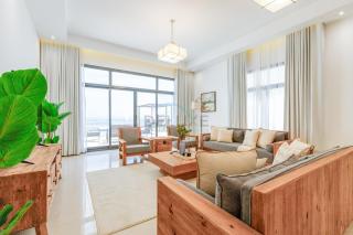 Elegant 4BR Villa with Arabian Gulf, Mountain and Community Views, Assistant Room and Heated Pool, Al Dana Island, Fujairah by Deluxe Holiday Homes - 1