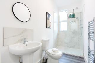 Modern 6 bed House near city center with parking - 7