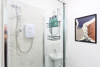 Modern 6 bed House near city center with parking - 6