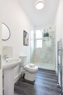 Modern 6 bed House near city center with parking - 4