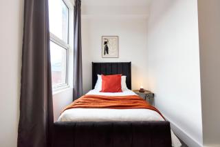 Central 6BR House Contractors Coporate Insurance monthly stays - 1