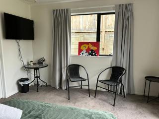 Hanleys Private Room near Ski Airport - 7