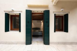 Private Courtyard Peggy Cozy Venice Apartment - 6