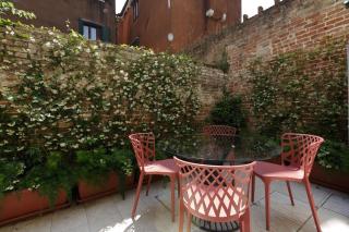 Private Courtyard Peggy Cozy Venice Apartment - 5