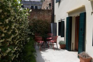 Private Courtyard Peggy Cozy Venice Apartment - 4