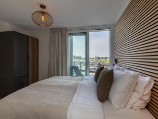 Lush apartment with water views - 7
