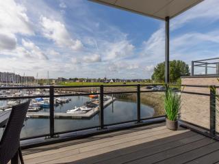 Lush apartment with water views - 6