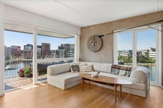 Modern 2BR Waterfront Apt - 7