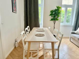 Central Renovated Premium Apartment - 8