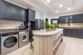 Premier Beachside Villa with Community Pool Access, Perfectly Located Near Nakheel Mall, the Monorail, and Aquaventure Waterpark, Canal Cove, Palm Jumeirah by Deluxe Holiday Homes - 2