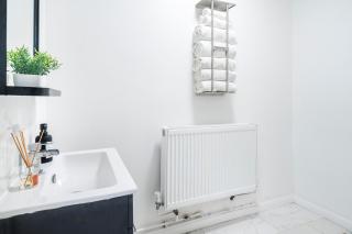 Modern Comfort with Free Parking - High Speed WiFi - 8 Mins to Station & Smokers Balcony - 6