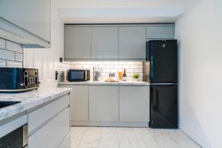 Modern Comfort with Free Parking - High Speed WiFi - 8 Mins to Station & Smokers Balcony - 4