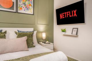 Modern Comfort with Free Parking - High Speed WiFi - 8 Mins to Station & Smokers Balcony - 1