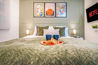 Modern Comfort with Free Parking - High Speed WiFi - 8 Mins to Station & Smokers Balcony - 0