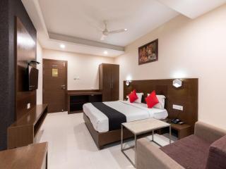 Hotel Ayushi Park # Palace Near Mahakal Temple And Railway Station - Fully Air Conditioned rooms,wifi And Lift And Resturant ,Parking Available-Best Hotel - 5
